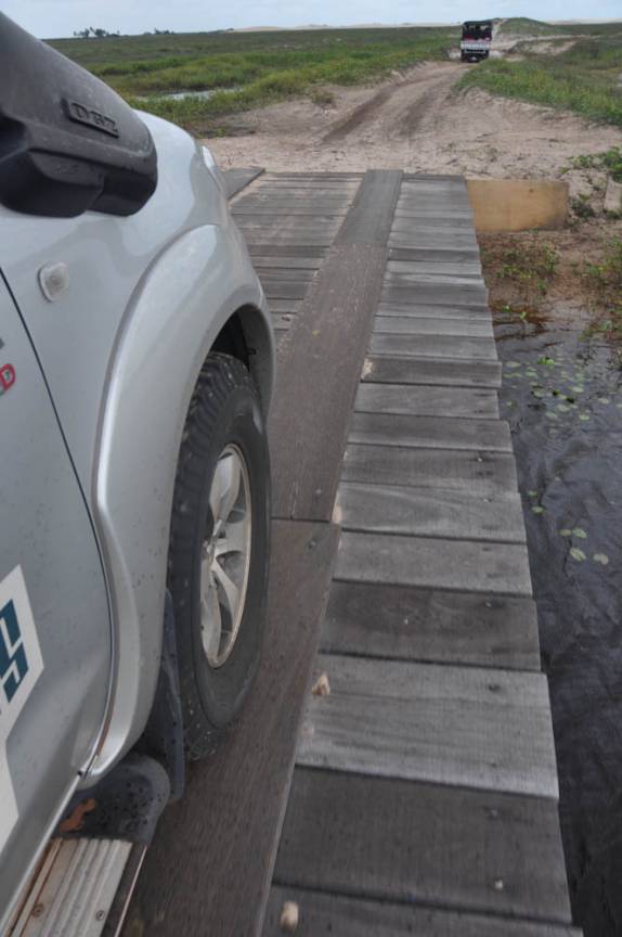 Atravessando ponte na viagem entre Paulino Neves e Barreirinhas - MA